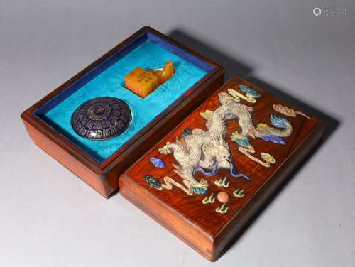 旧藏雍正款寿山石瑞兽钮印章蓝釉描金印泥盒一套