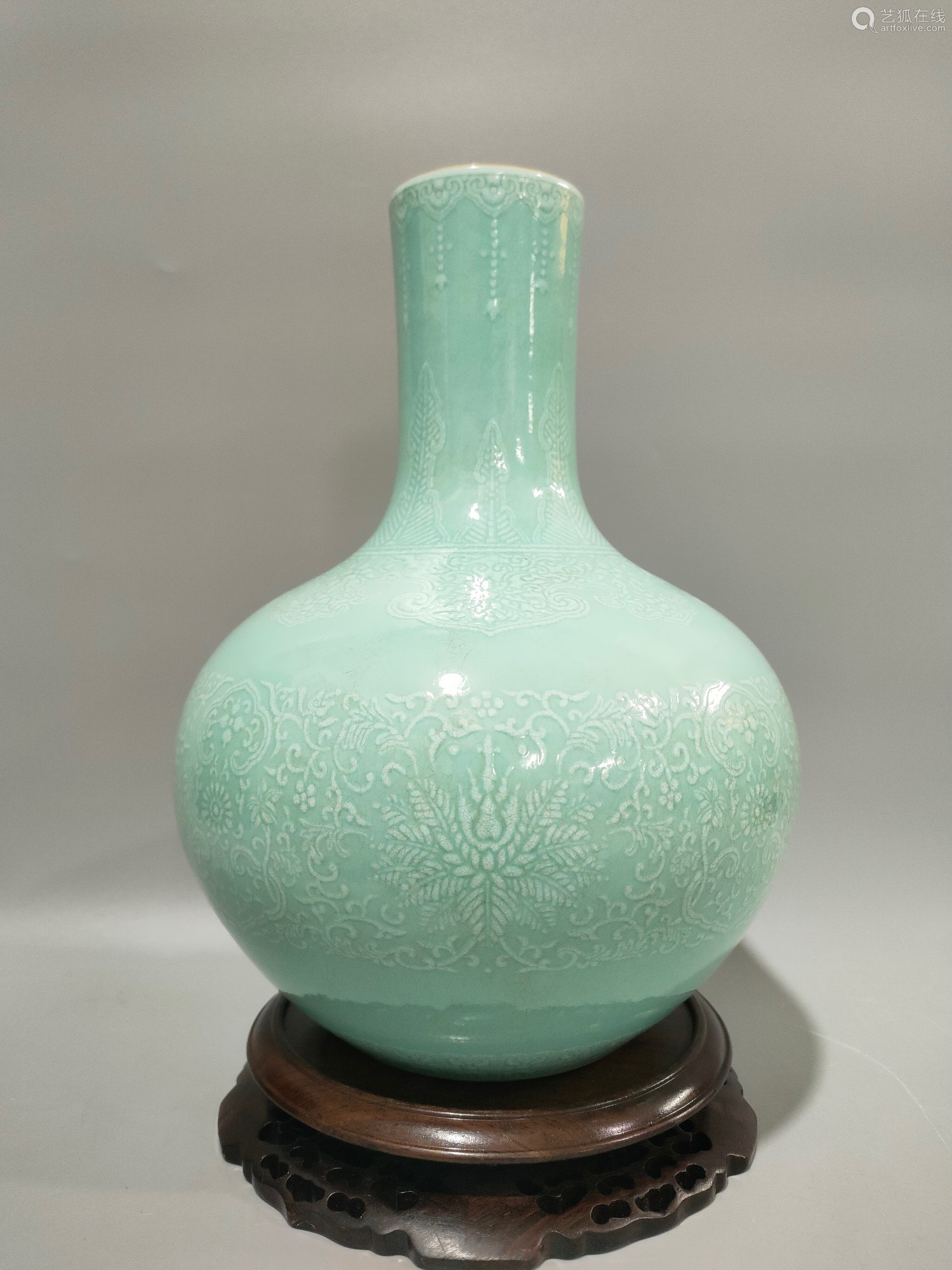 清乾隆松石绿釉堆花卉纹天球瓶