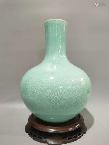 清乾隆 松石绿釉堆花卉纹天球瓶
