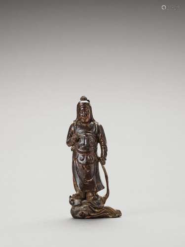 A GILT AND LACQUERED WOOD FIGURE OF A HEAVENLY KING, MING