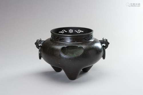 A LARGE SHISOU SILVER INLAID BRONZE TRIPOD CENSER