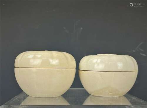 A Pair of Chinese Melon Shaped Porcelain Box with Cover