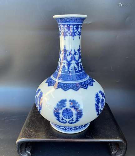 A Blue and White Porcelain Vase Qianlong Mark