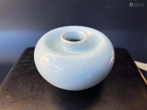 A White Glazed Porcelain Pot with Qianlong Mark