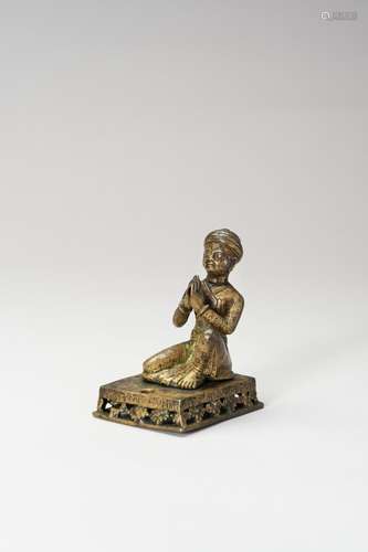 A SMALL BRONZE FIGURE OF A PRAYING WORSHIPPER