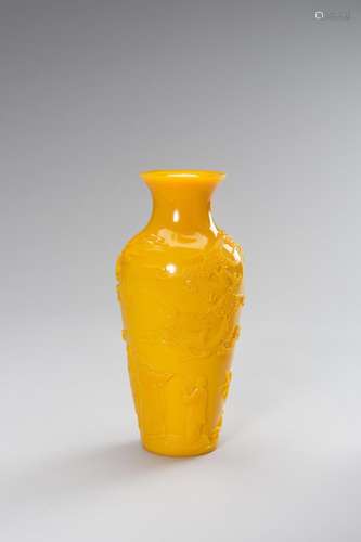 A DECORATIVE ‘IMPERIAL YELLOW’ BEIJING GLASS VASE