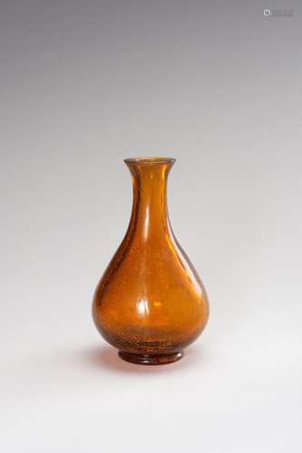 AN AMBER CRACKLE GLASS VASE