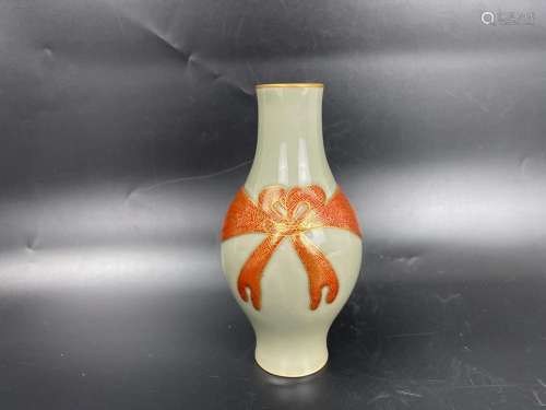 A Chinese Baggage Pattern Porcelain Vase
