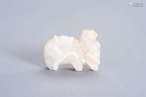 A WHITE AGATE ‘ELEPHANT AND A MAN’ TALISMAN