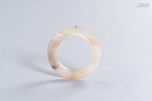 A FINE CHINESE AGATE RING