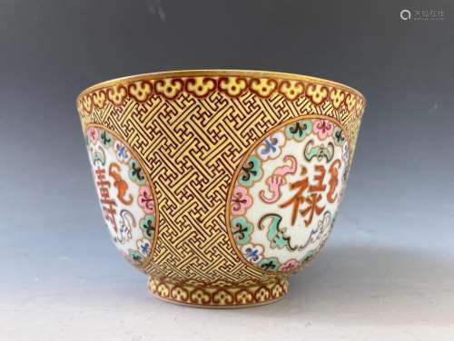 EARLY 20TH CENTURY FAMILLE ROSE DECORATED Bowl