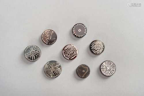 A LOT OF EIGHT STONE COIN-SHAPED BEADS