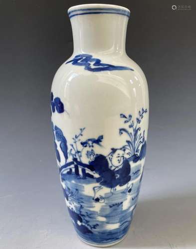 A Chinese Blue and White Porcelain Vase Marked