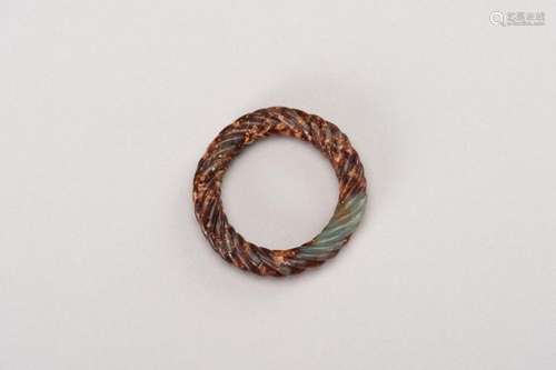 A CELADON AND RUSSET JADE ROPE-TWIST RING