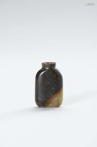 A JADE LADIES SNUFF BOTTLE