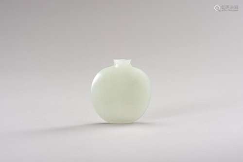 A WELL-HOLLOWED FLAT WHITE JADE SNUFF BOTTLE