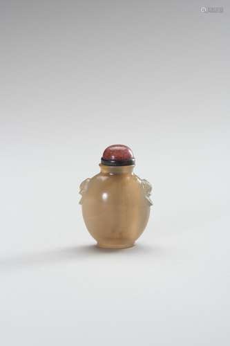 AN AGATE LADY’S SNUFF BOTTLE