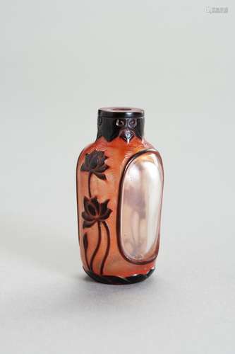 AN OVERLAY GLASS SNUFF BOTTLE