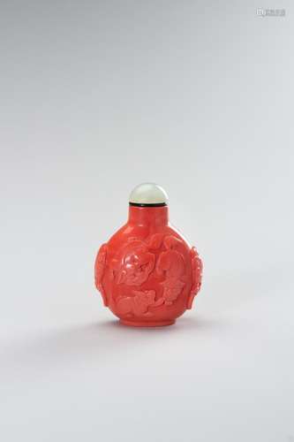 A ‘CORAL’ GLASS SNUFF BOTTLE