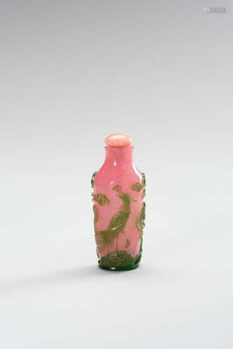 A GREEN AND PINK OVERLAY GLASS SNUFF BOTTLE