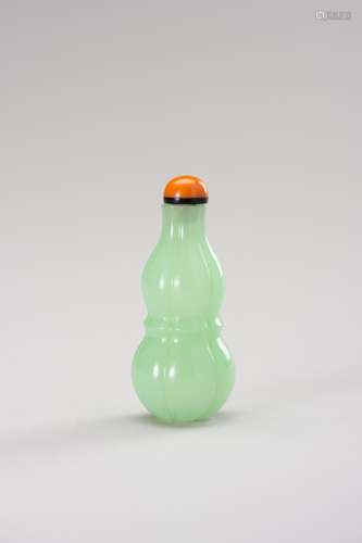 A FINE GREEN DOUBLE GOURD GLASS SNUFF BOTTLE