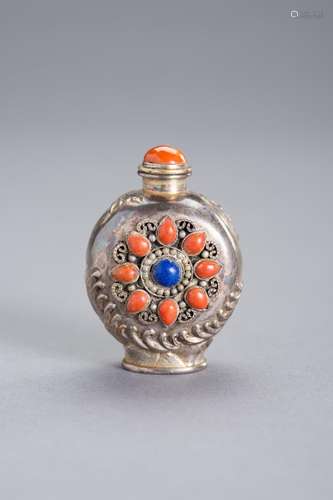 AN EMBELLISHED SILVER SNUFF BOTTLE