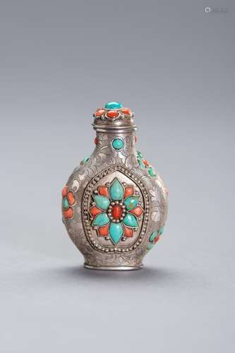 AN EMBELLISHED SILVER SNUFF BOTTLE