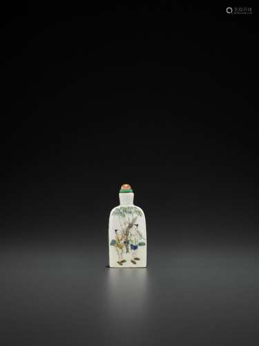 A FAMILLE ROSE ENAMELED PORCELAIN SNUFF BOTTLE