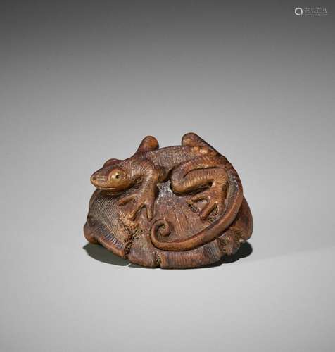 A WOOD CONTEMPORARY NETSUKE OF A LIZARD ON MUSHROOM, AFTER M...