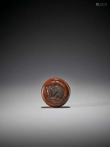 A WOOD MANJU NETSUKE WITH A RAT