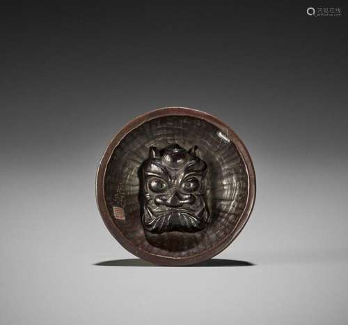 KOMIN: A RARE WOOD NETSUKE OF A DEMON MASK INSIDE SURIBACHI