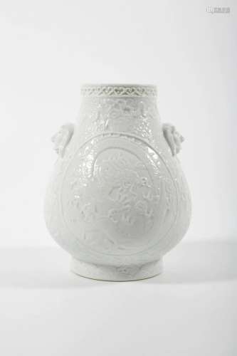 White Glazed Zun-vase with Stamping Dragon Patterns