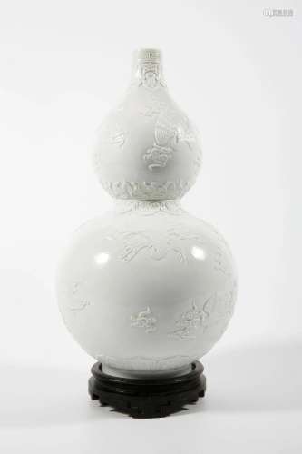 White Glazed Gourd-shaped Vase with Stamping Clouds and