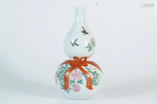 Famille Rose Gourd-shaped Vase with Flower and Bird