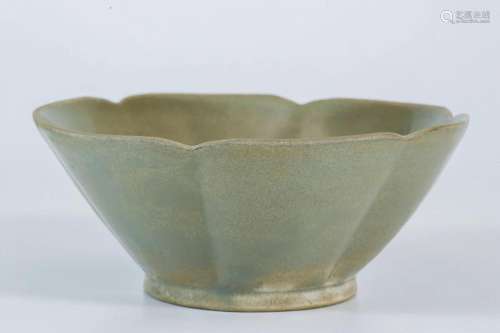 Celadon Glazed Bowl with Sunflower Rim Design, Yaozhou