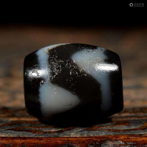 Cuosi Dzi Bead with Tiger Tooth Pattern