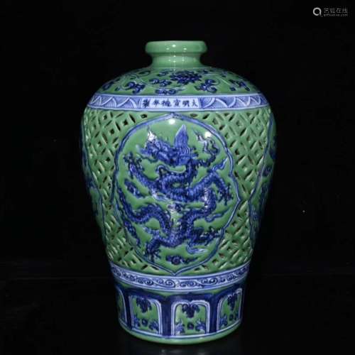 Ming Xuande green glazed green flower dragon bottle