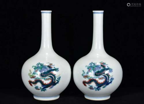 Qing Yongzheng color dragon phoenix long neck bottle,