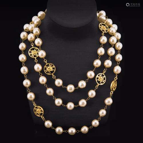 A CHANEL PEARL LONG CHAIN NECKLACE