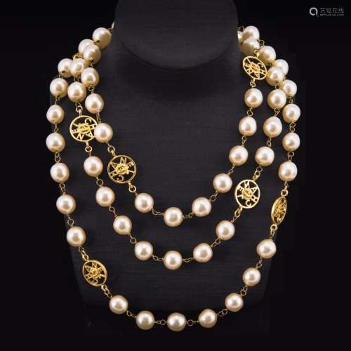 A CHANEL PEARL LONG CHAIN NECKLACE