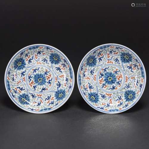 A PAIR OF BLUE AND WHITE AND DOUCAI 'LOTUS' DISHES...