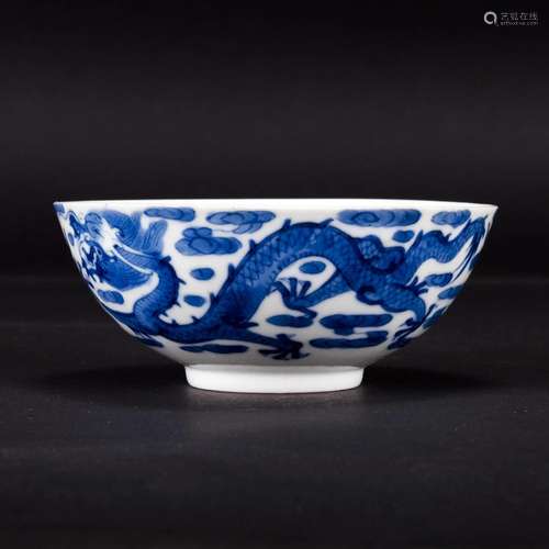 A BLUE AND WHITE 'DRAGON' BOWL, QING DYNASTY