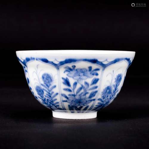 A BLUE AND WHITE 'FLORAL' BOWL, QING DYNASTY