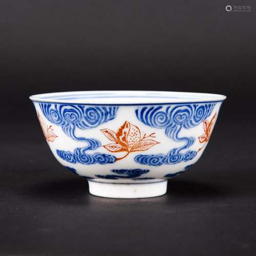 AN IRON-RED DECORATED BLUE AND WHITE BOWL, QING PERIOD