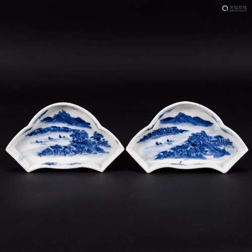 A PAIR OF BLUE AND WHITE 'LANDSCAPE' DISHES