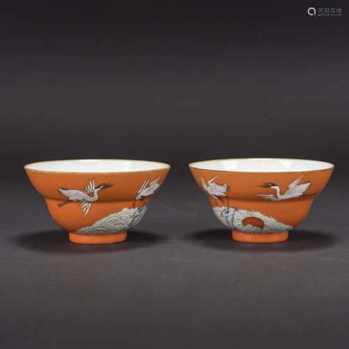 A PAIR OF ORANGE-GROUND FAMILLE ROSE 'CRANE' BOWL,