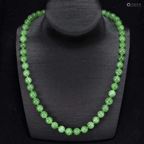 A JADEITE BEADS NECKLACE