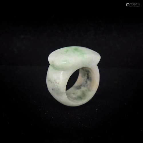 A CHINESE JADEITE RING