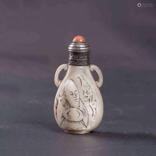 A CHINESE TRIDACNA SNUFF BOTTLE