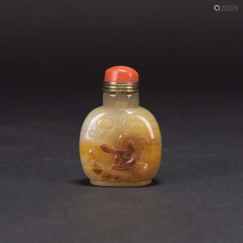 A CHINESE AGATE SNUFF BOTTLE